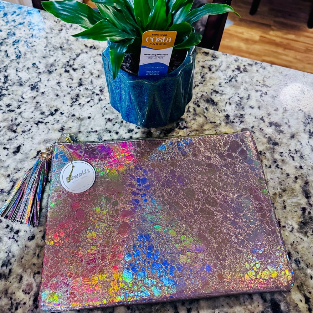 🔥 NWT Holographic Clutch/Cosmetic Bag with gold Zipper and A Super Cute Tassel 🔥